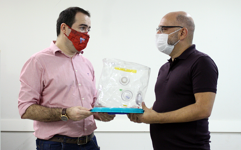 Saúde do Ceará recebe doação de capacetes Elmo feita pelo Fortaleza Esporte Clube