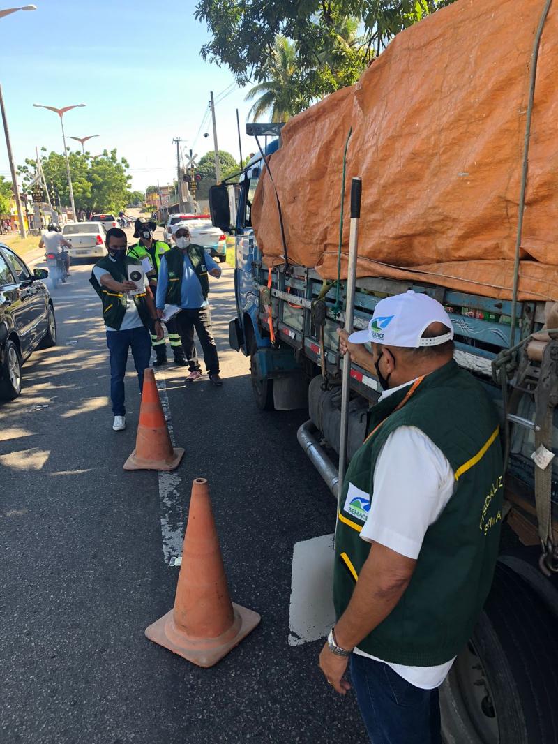 Blitze da Semace de combate à fumaça irregular vistoria 119 e multa cinco veículos a diesel