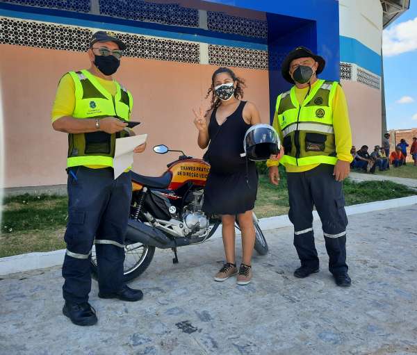 Após ser intubada e superar a Covid19, grávida de oito meses é aprovada nas categorias A e B