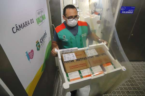 Mais 229 mil doses de vacina CoronaVac e Pfizer chegam ao Ceará