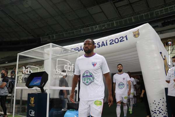 Jogadores dos times Ceará, Ferroviário e Fortaleza entram em campo divulgando Projeto Futpaz