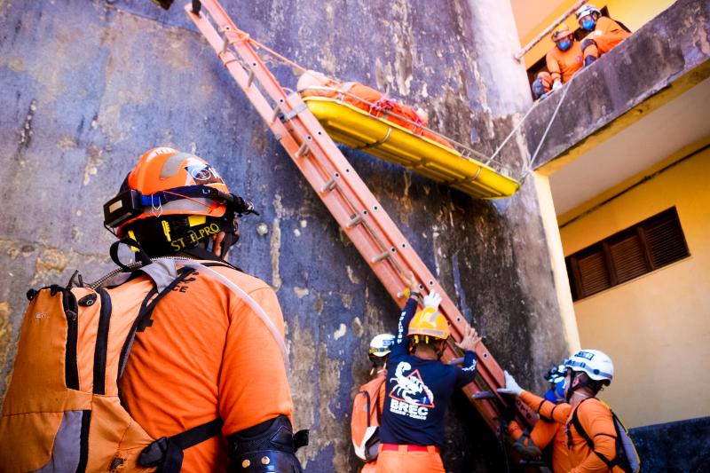 Bombeiros militares participam de instruções práticas de Busca e Resgate em Estruturas Colapsadas