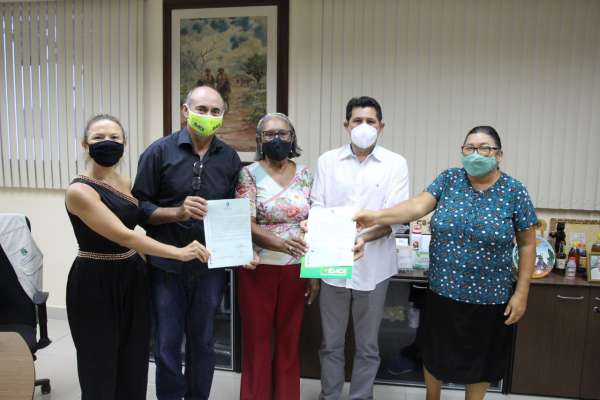 Após 35 anos de luta, comunidade Vila do Estavam, em Aracati, recebe o título definido da posse da terra