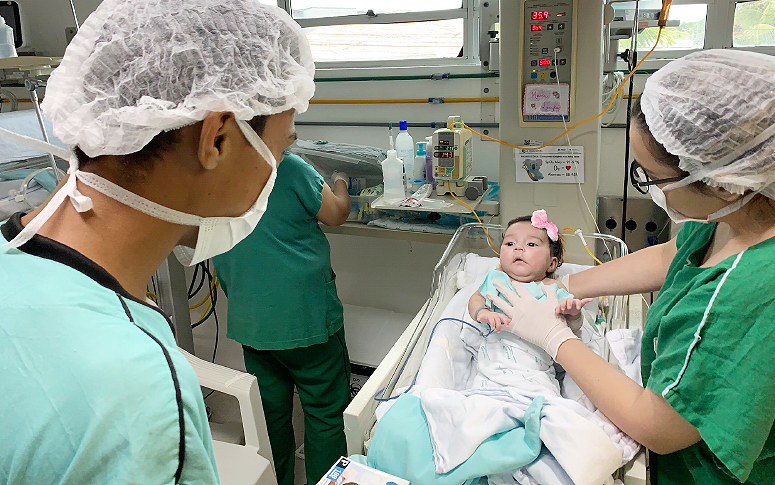 Pai viaja mais de 400 km por semana para visitar filha de três meses em UTI