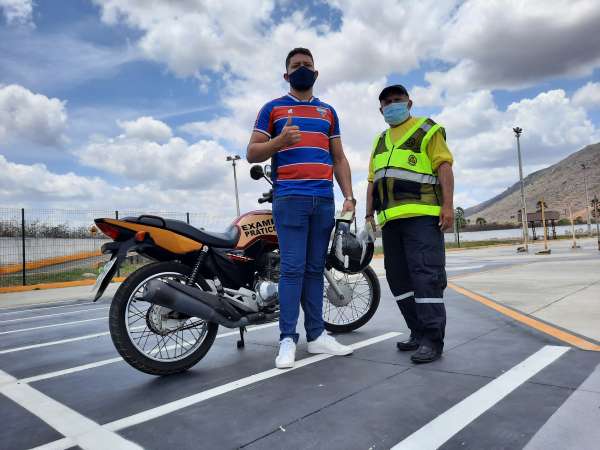 Com nome inspirado em lenda da Fórmula 1, vigilante é aprovado nas categorias A e B de exame do Detran