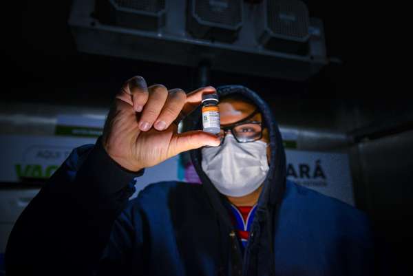 Remessas de 141 mil vacinas Pfizer e CoronaVac serão destinadas para primeira e segunda doses no Ceará