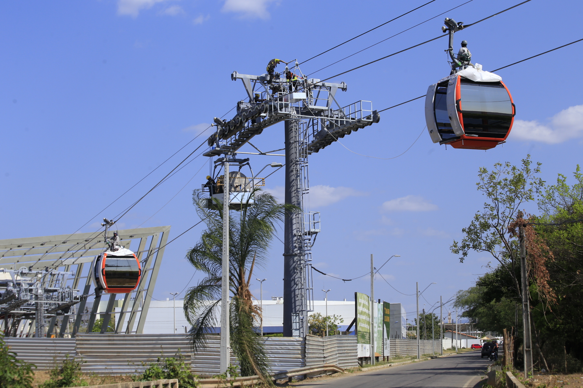 Cabines do Teleférico de Juazeiro do Norte são engatadas para primeira rodada de testes
