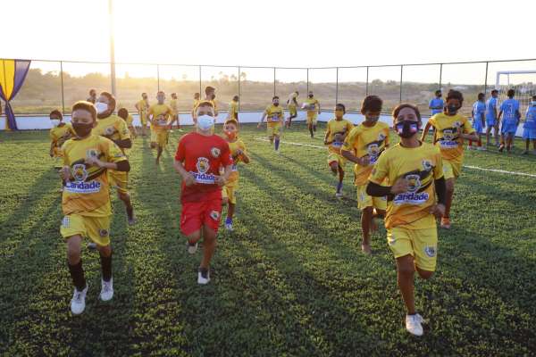 Ceará soma 236 areninhas com entregas de Caridade, Meruoca e São Luís do Curu