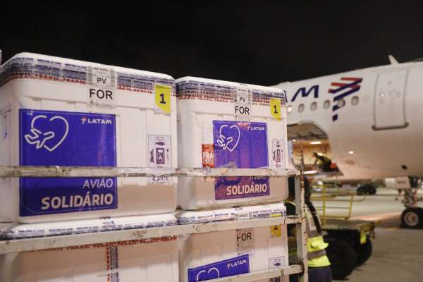 300 mil doses de CoronaVac adquiridas pelo Governo do Ceará chegam a Fortaleza