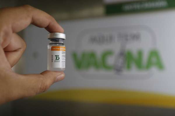 Lote com 278 mil doses de CoronaVac chega ao Ceará