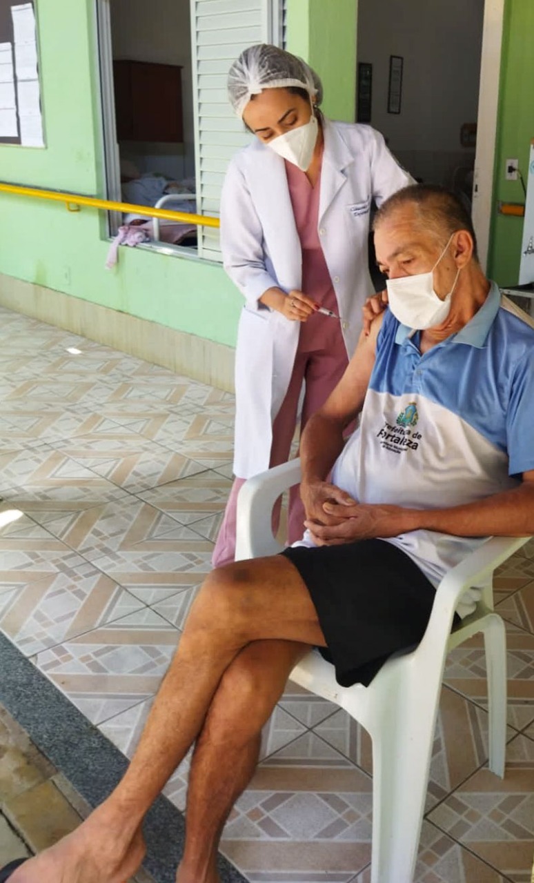 Idosos do Abrigo Olavo Bilac recebem a dose de reforço contra Covid-19