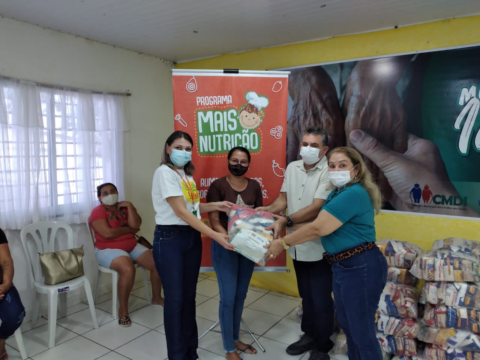 Cestas básicas são entregues para famílias de municípios cearenses