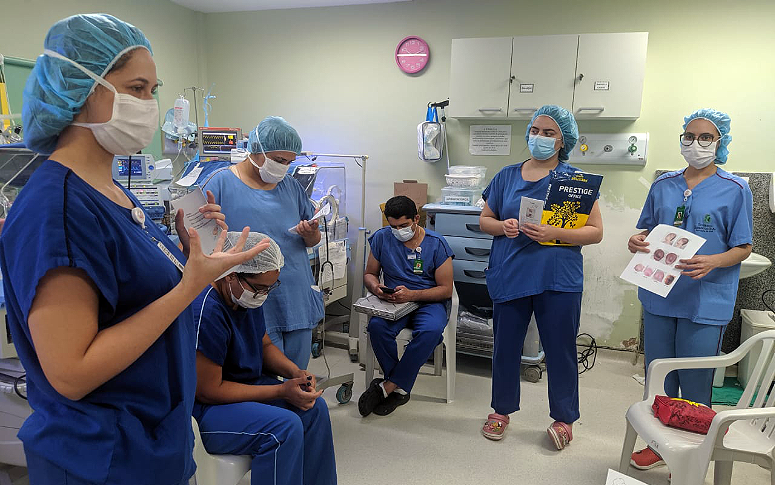Profissionais do Hospital César Cals treinam posicionamento correto do recém-nascido