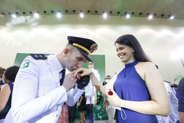 PM quase perdeu o pai na pandemia durante o treinamento para ser oficial, mas o amor e a farda estavam lá para salvá-lo