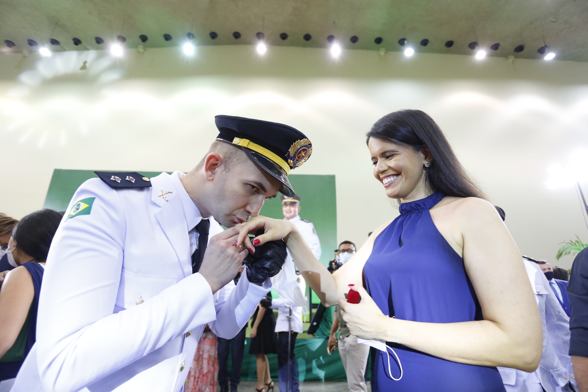 PM quase perdeu o pai na pandemia durante o treinamento para ser oficial, mas o amor e a farda estavam lá para salvá-lo