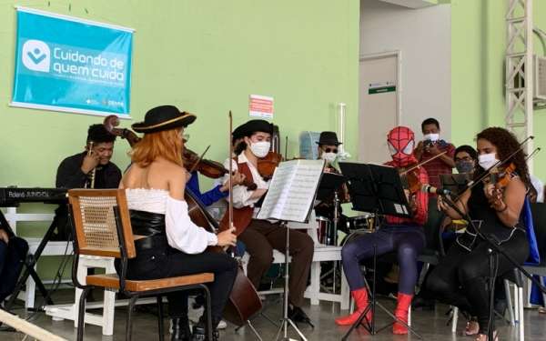 Orquestra de projeto social abre Semana do Colaborador no HMJMA