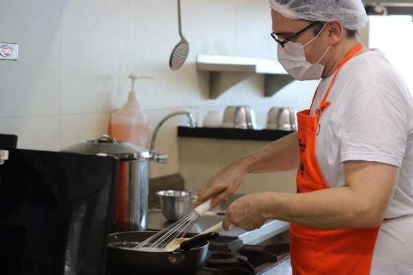 Escola de Gastronomia Social oferta 260 vagas em cursos básicos on-line em outubro