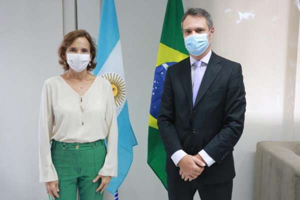 Izolda Cela recebe ministro Rodrigo Bardoneschi para conversar sobre a relação comercial entre Ceará e Argentina