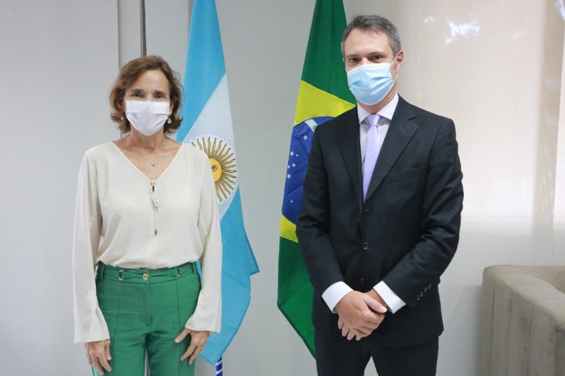 Izolda Cela recebe ministro Rodrigo Bardoneschi para conversar sobre a relação comercial entre Ceará e Argentina