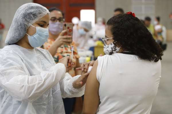 Vacinação explica queda nos índices de Covid-19 no CE em relação a 2020, mostra gráfico da Sesa