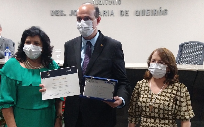 Secretário Marcos Gadelha é homenageado pelo TJCE em seminário sobre judicialização da Saúde