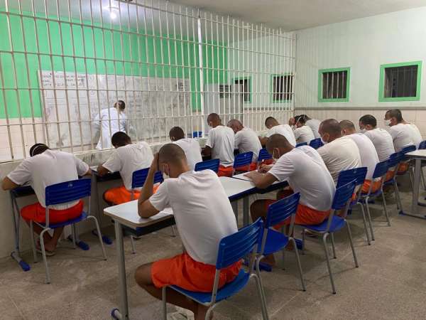 SAP abre salas de aula no período da noite para internos que trabalham em tempo integral