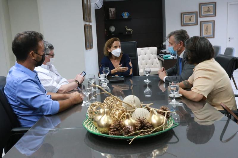 Izolda Cela recebe diretor do Porto de Roterdã e ressalta diversidade de recursos do Ceará