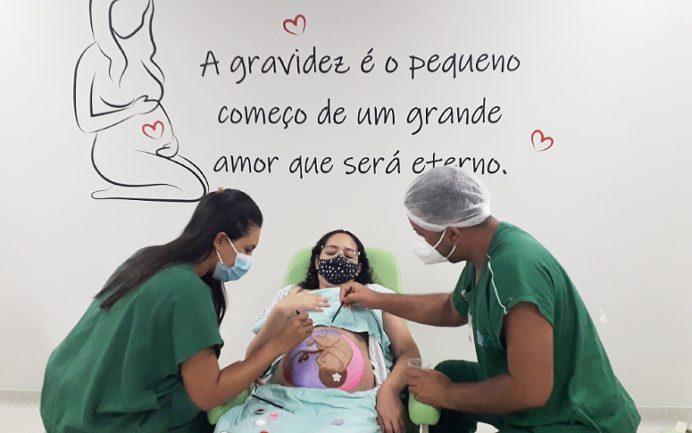 Grávidas atendidas no HRSC participam de ultrassom natural, técnica de pintura na barriga que alia arte e ciência