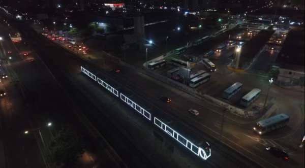 Para celebrar fim de ano, trens do Metrofor circulam com iluminação especial de Natal