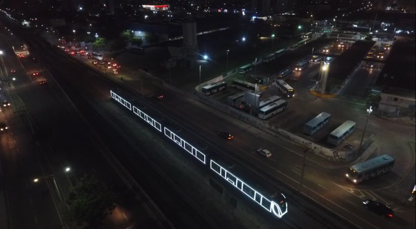 Para celebrar fim de ano, trens do Metrofor circulam com iluminação especial de Natal