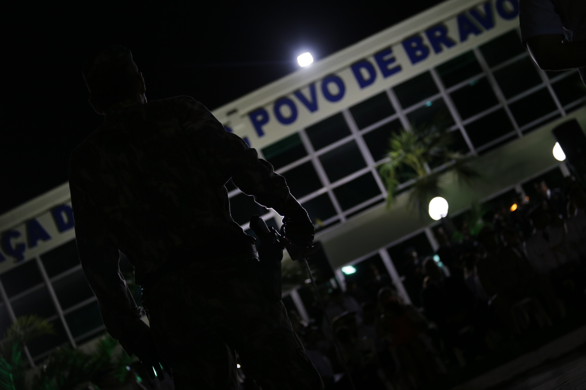 Policiais militares salvam criança de dois anos ao se afogar numa piscina em Fortaleza