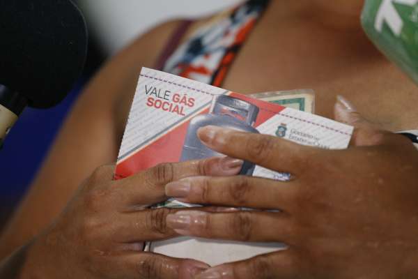 Famílias de Fortaleza começam a receber o Vale-Gás Social, na próxima segunda (20)