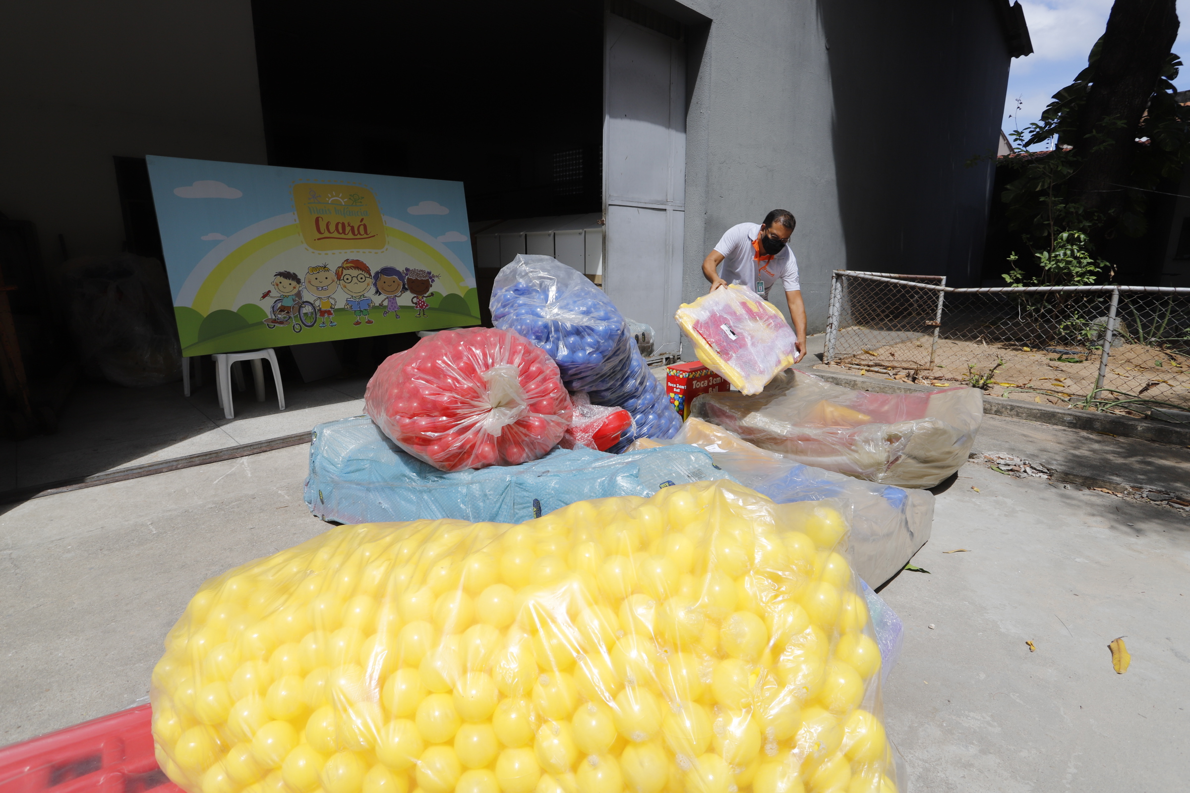 Governo do Ceará entrega equipamentos e jogos para instalação de 49 brinquedocreches