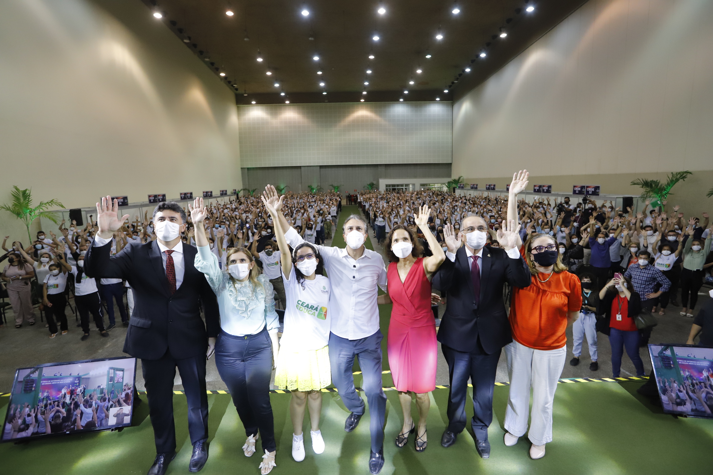 Governo do Ceará beneficia quase 11 mil estudantes com entrega de notebooks