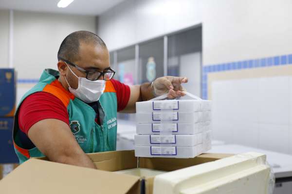 Mais de 200 mil doses da Pfizer chegam ao Ceará para reforçar a imunização da população