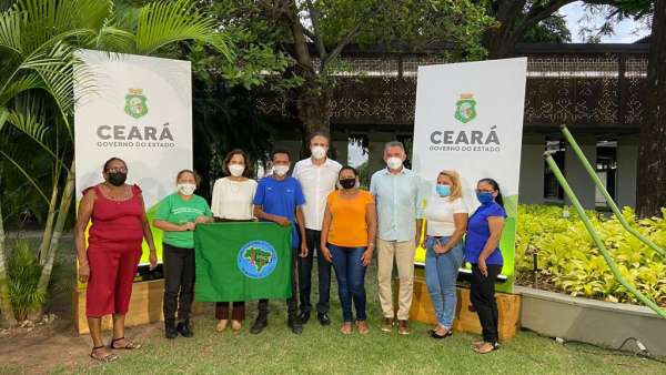 Governo do Ceará beneficia associações de catadores de 70 municípios cearenses com doações de prensas e carrinhos para coleta