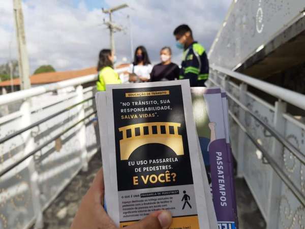 Detran-CE realiza ações educativas para conscientizar pedestres sobre o uso de passarelas