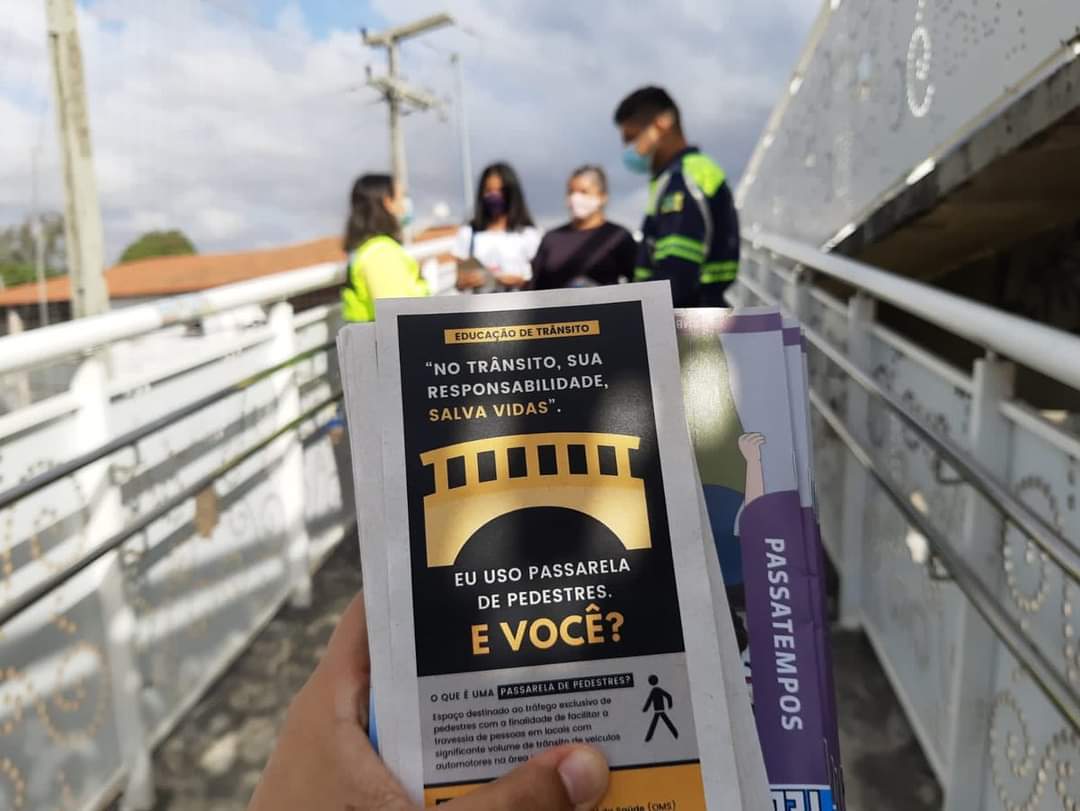 Detran-CE realiza ações educativas para conscientizar pedestres sobre o uso de passarelas