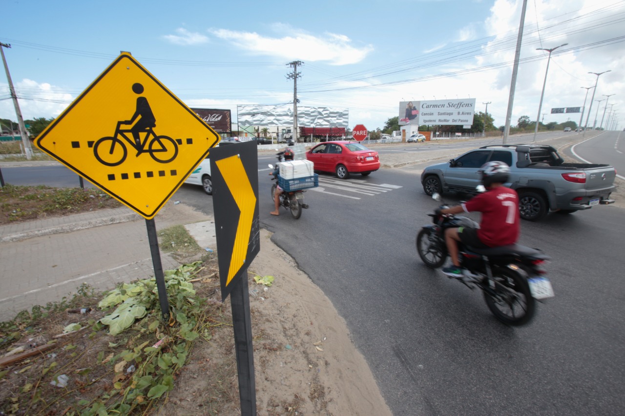 Detran-CE realizou manutenção de sinalizações em mais de 2,5 mil km de CEs em 2021