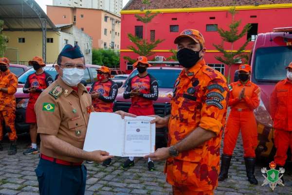 Guarnições do CBMCE que participaram de missão na Bahia recebem homenagem