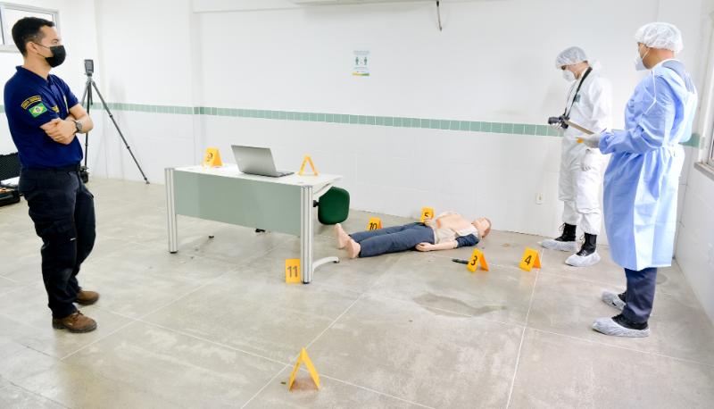 Alunos do curso de formação da Pefoce participam de simulação de local de crime