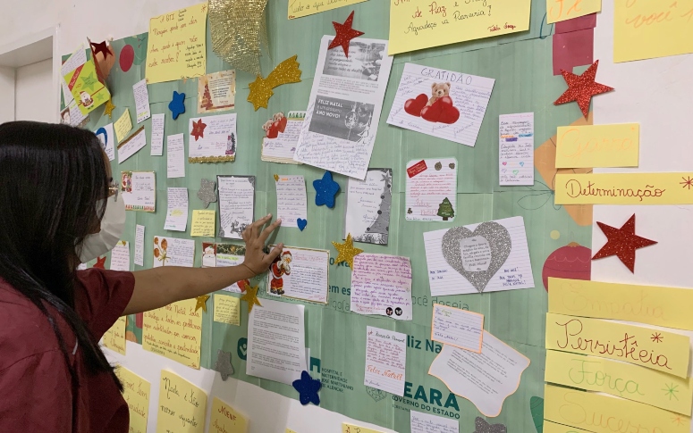 Colaboradores do HMJMA trocam mensagens de incentivo escritas à mão