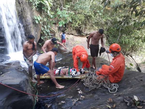 Corpo de Bombeiros resgata vítima de queda em cachoeira em Baturité