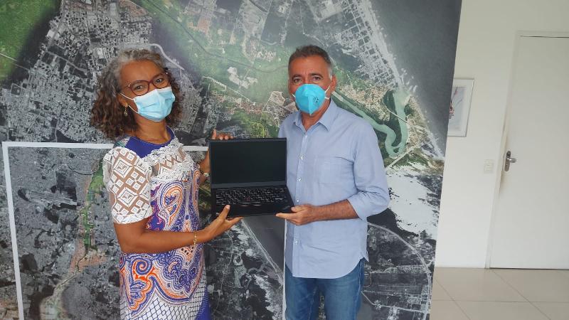 Governo do Ceará entrega notebooks para os coordenadores regionais do AJA e do Auxílio Catador