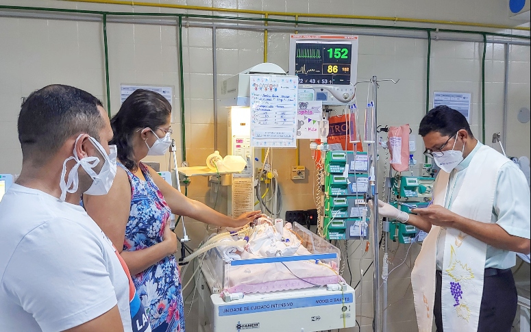 Equipe de Cuidados Paliativos do HM promove batizado de bebê internada na UTI