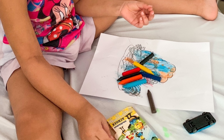 Passatempo: crianças internadas na Pediatria do HGWA recebem kits com livrinho para colorir