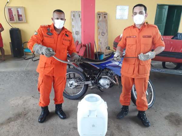 Corpo de Bombeiros resgata cobra que estava dentro de motor de motocicleta em Tauá