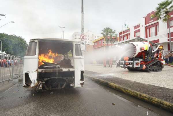 Novos equipamentos e fardamento trazem mais segurança para os cearenses e proteção para os bombeiros