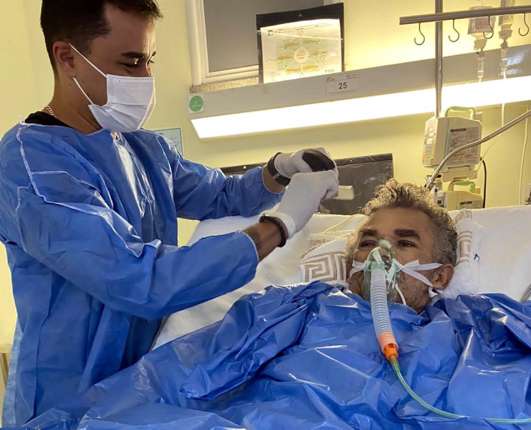 Paciente internado em UTI do HRC tem desejo de cortar o cabelo e fazer a barba realizado por enfermeira