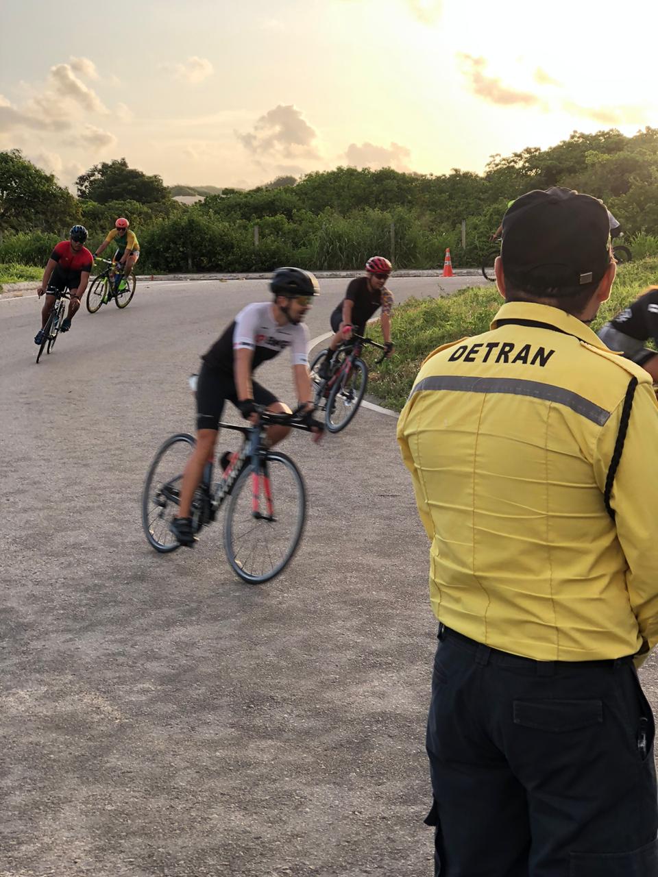 Detran-CE realiza ação educativa na CE-010 com foco no respeito ao ciclista